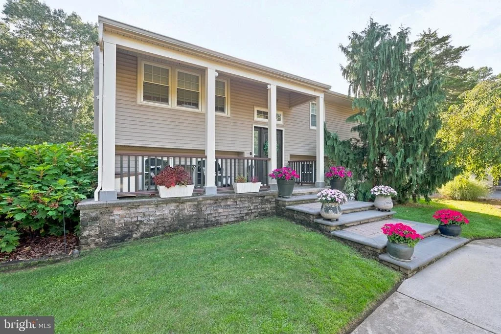 Photo of 211 CAHNT AVENUE