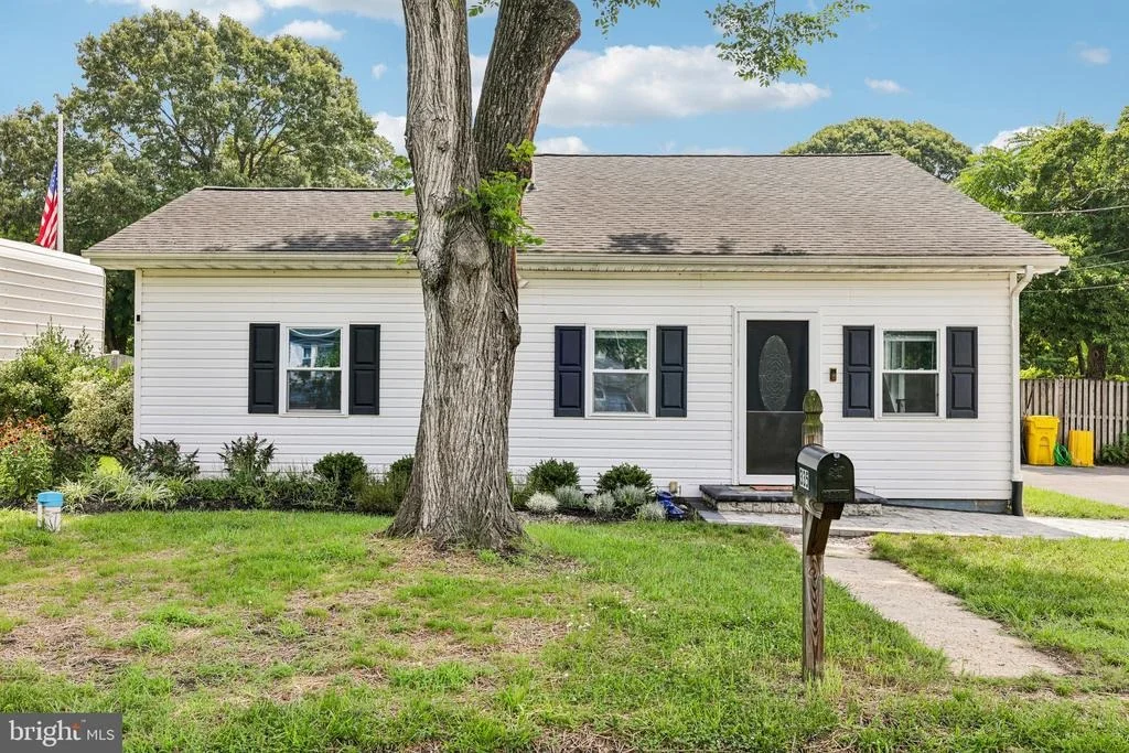 Photo of 335 BEACH AVENUE