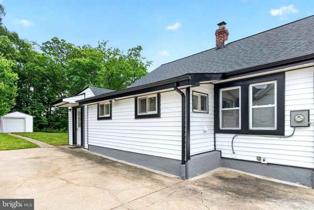 Photo of 9081 DUMHART ROAD