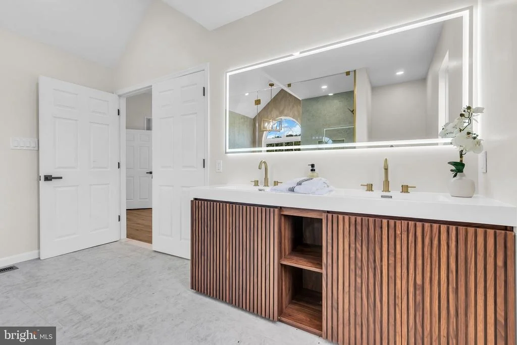 Photo of 1055 HUNTINGDON DRIVE