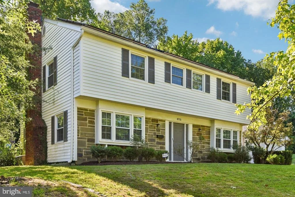 Photo of 8715 CRESTMONT LANE
