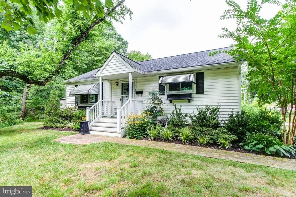 Photo of 830 WHITE WAY
