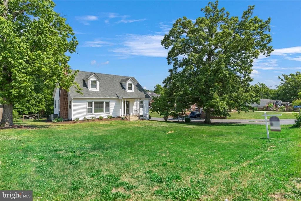 Photo of 7008 CONTEE ROAD
