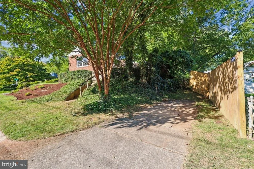 Photo of 1501 CREST ROAD