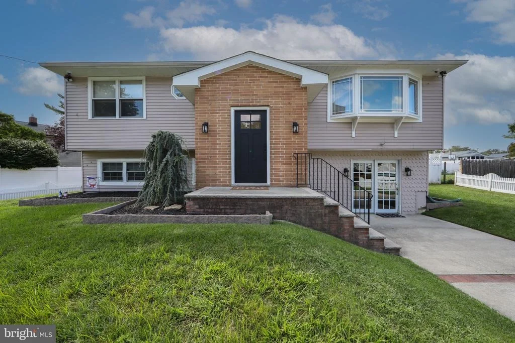 Photo of 787 LANCING ROAD