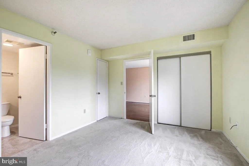 Photo of Unit 1422 at 15101 INTERLACHEN DRIVE