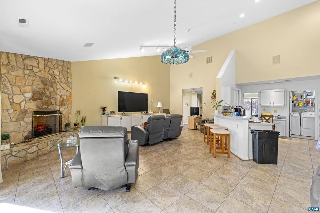 Photo of 465 HIDDEN RIDGE RD