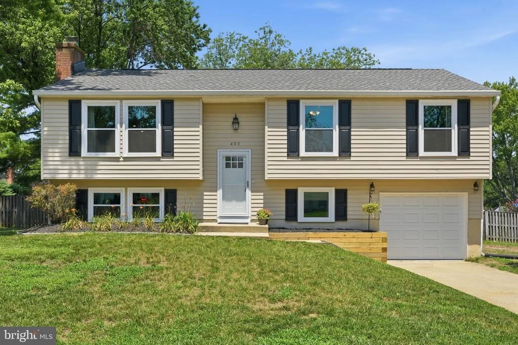 Photo of 490 ELEANOR LANE