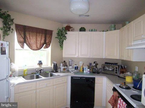 Photo of Unit 3B at 2100 WAYSIDE DRIVE