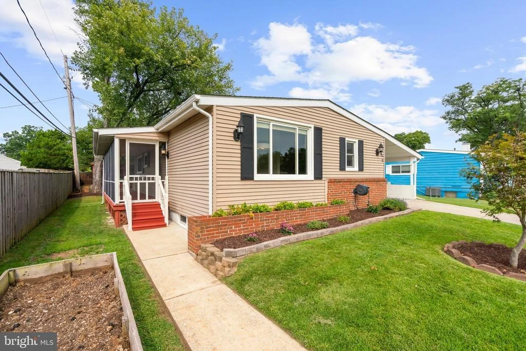 Photo of 1300 GILBERT PLACE