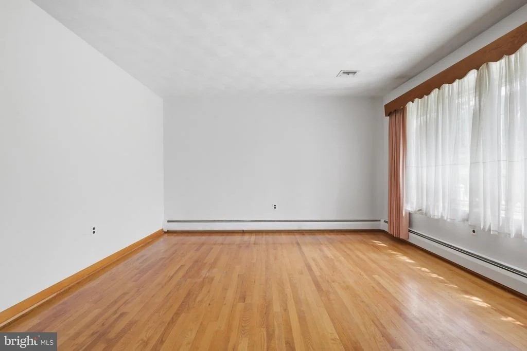 Photo of 5893 AMBAU ROAD
