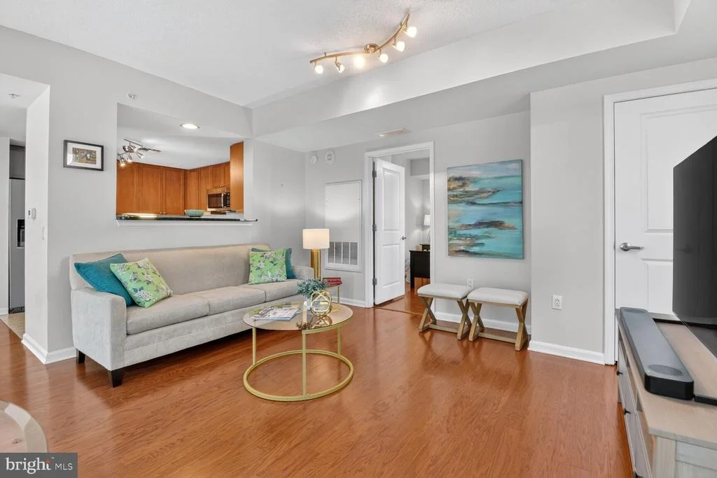 Photo of Unit 405 at 930 WAYNE AVENUE