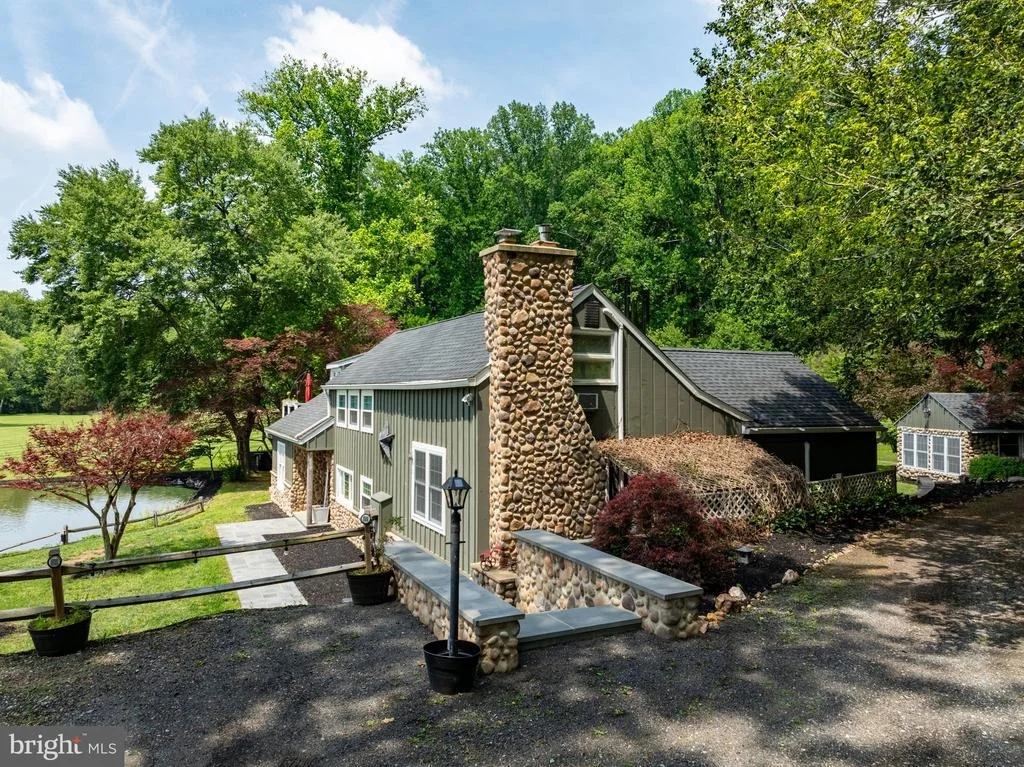 Photo of 2310 PUTNAM ROAD