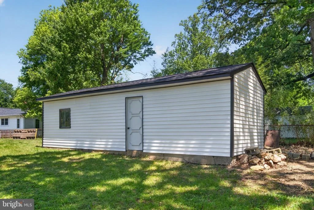 Photo of 9081 DUMHART ROAD