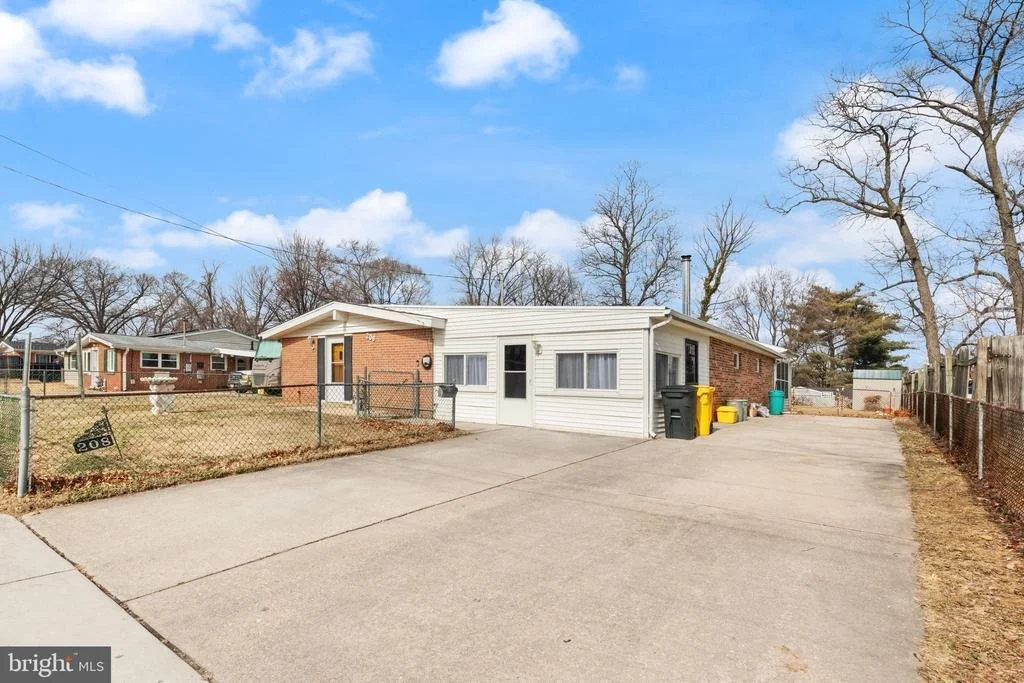 Photo of 208 GLOUCESTER DRIVE