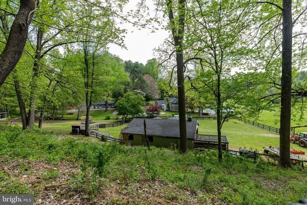 Photo of 2310 PUTNAM ROAD
