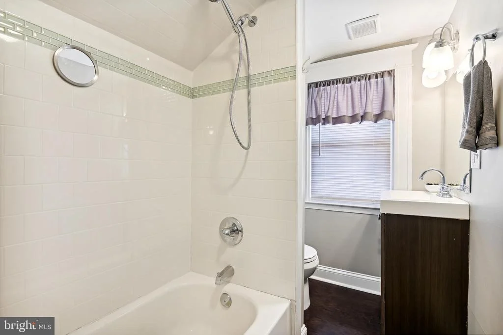 Photo of 607 ALDERSHOT ROAD