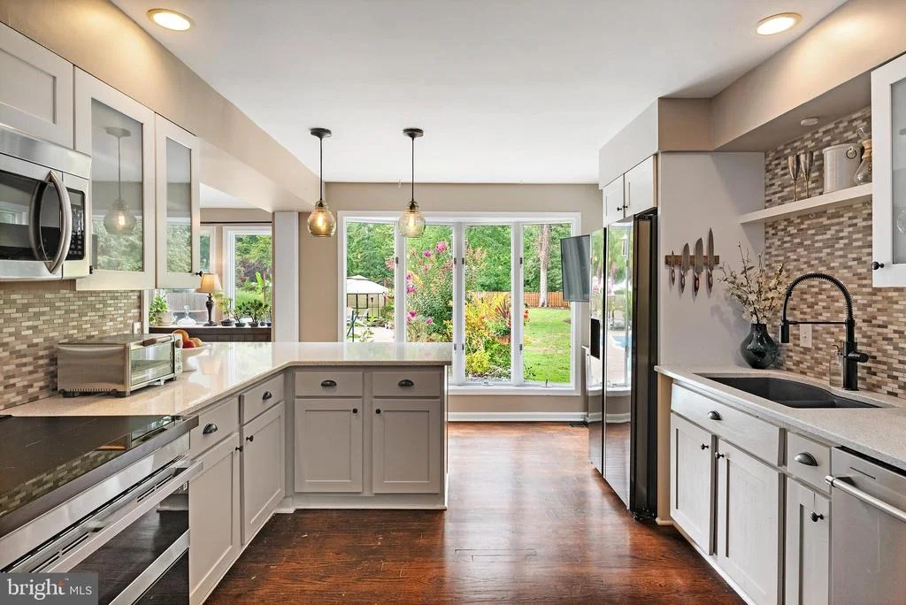 Photo of 1610 RIDOUT ROAD