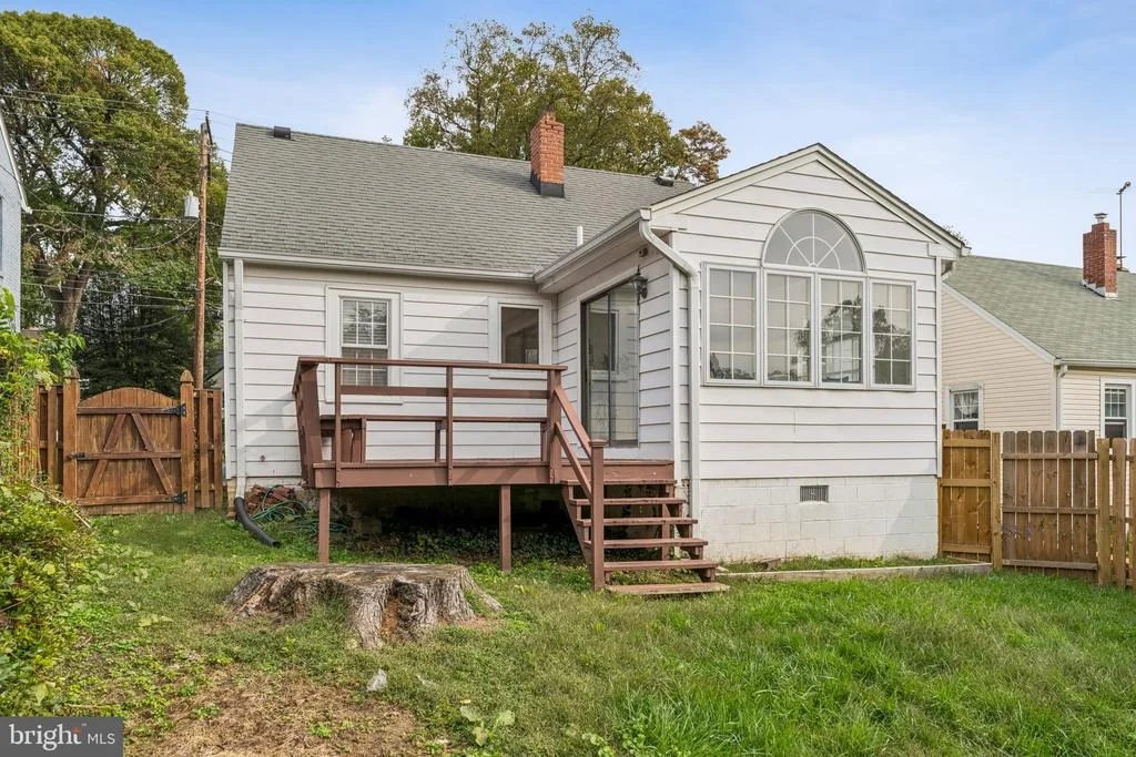 Photo of 812 FOREST GLEN ROAD