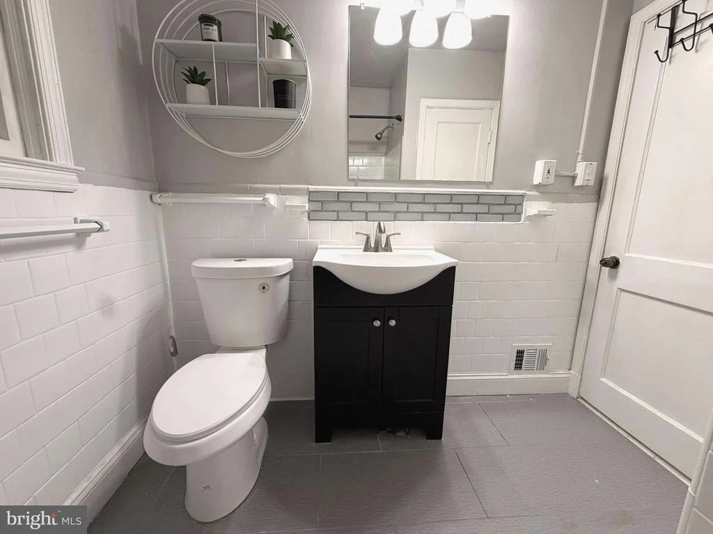 Photo of 6011 EASTERN PARKWAY