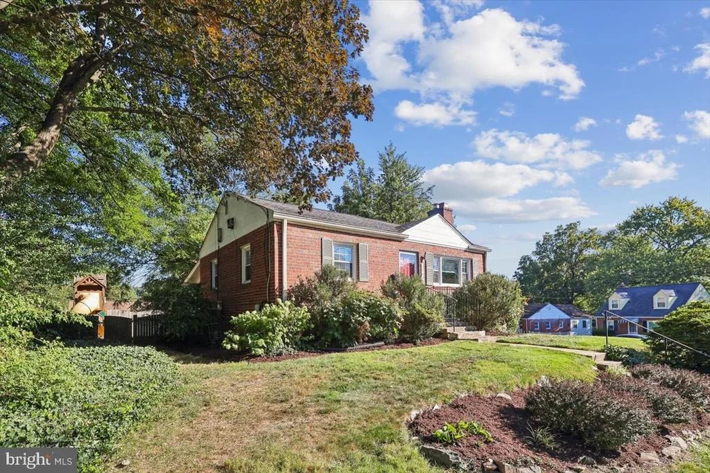Photo of 1501 CREST ROAD