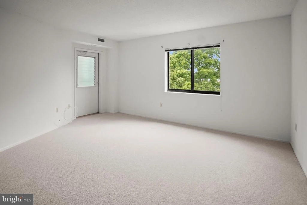 Photo of Unit 1618 at 15101 INTERLACHEN DRIVE