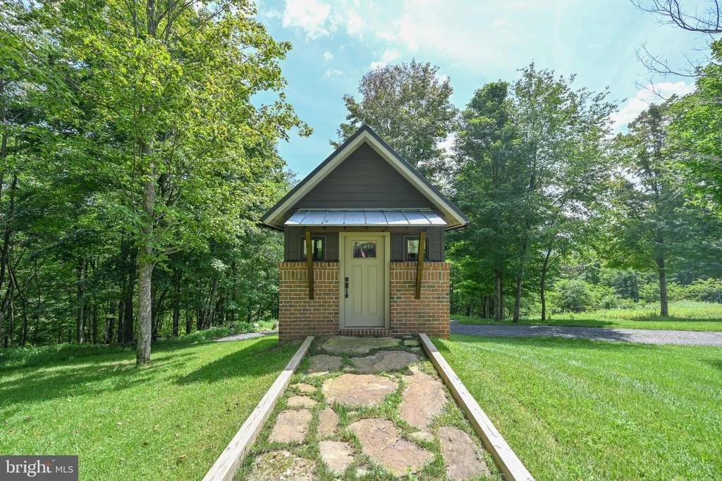Photo of 415 NAZELROD ROAD