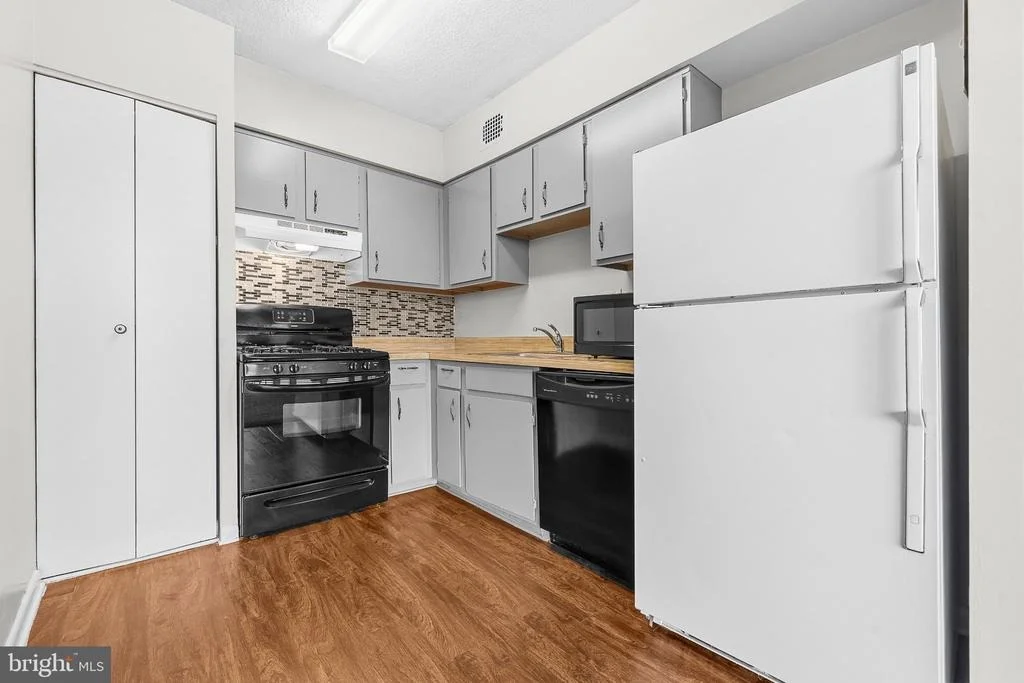Photo of Unit 607 at 4410 OGLETHORPE STREET