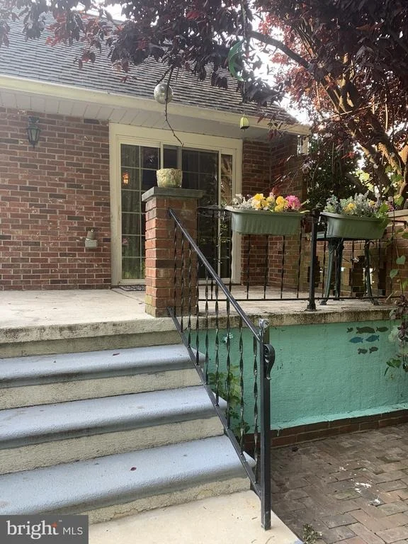 Photo of 1006 CRESTOVER ROAD