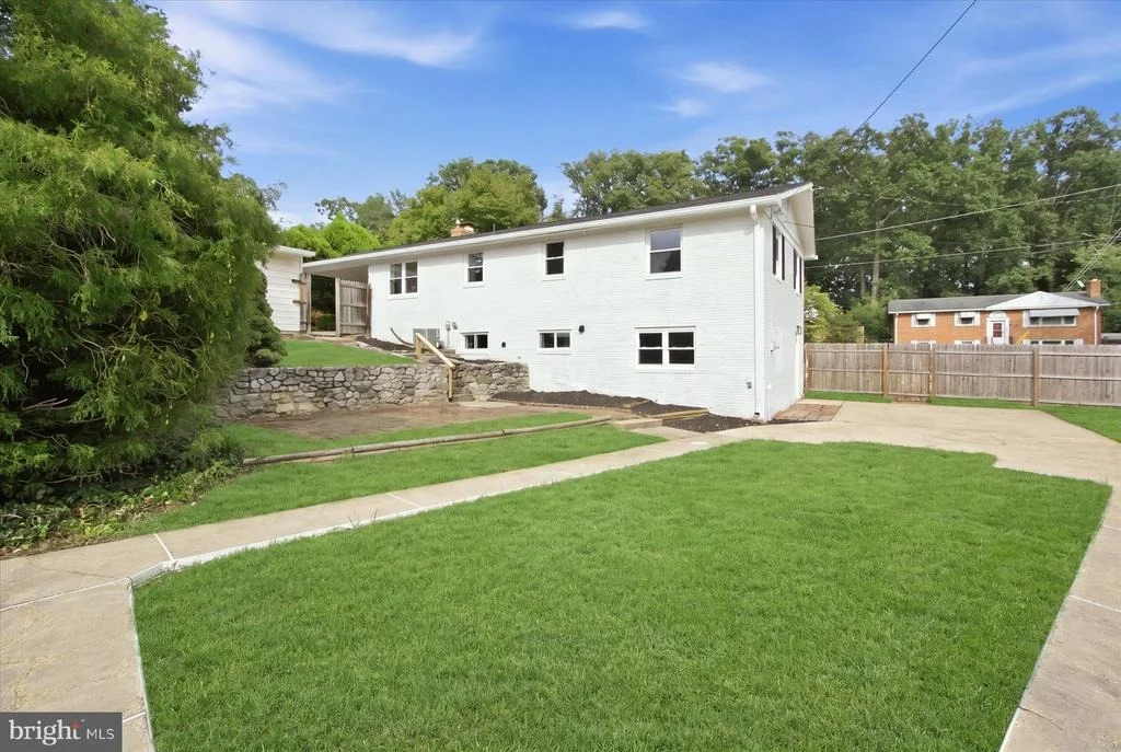 Photo of 9013 PINEHURST DRIVE