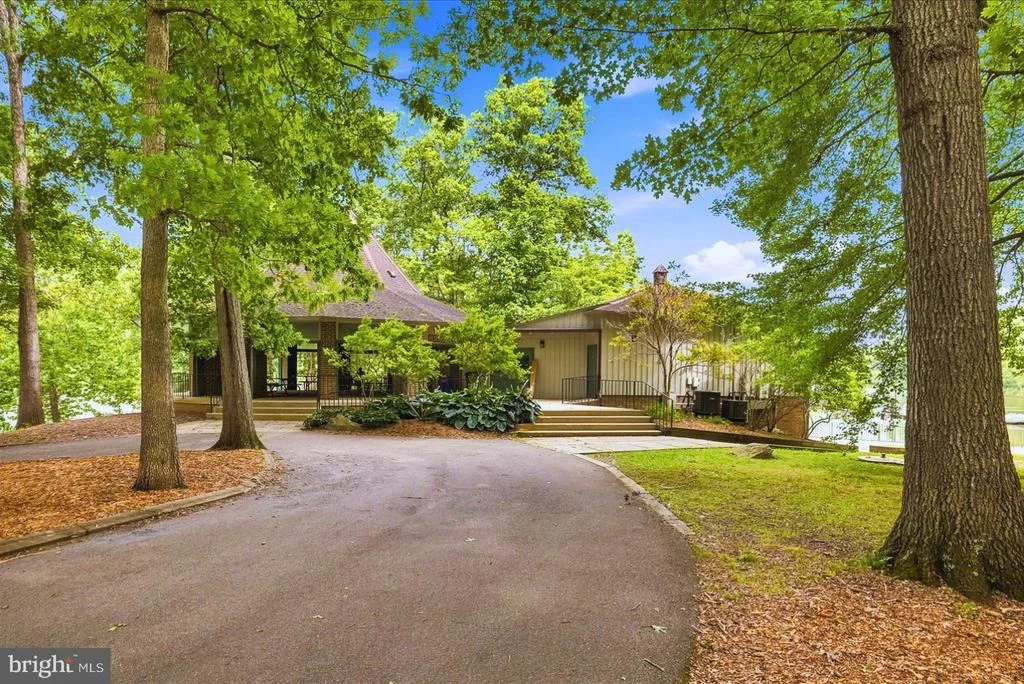 Photo of 5904 MUNCASTER MILL ROAD