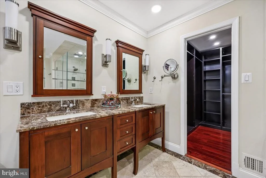 Photo of 6 CRESTVIEW COURT