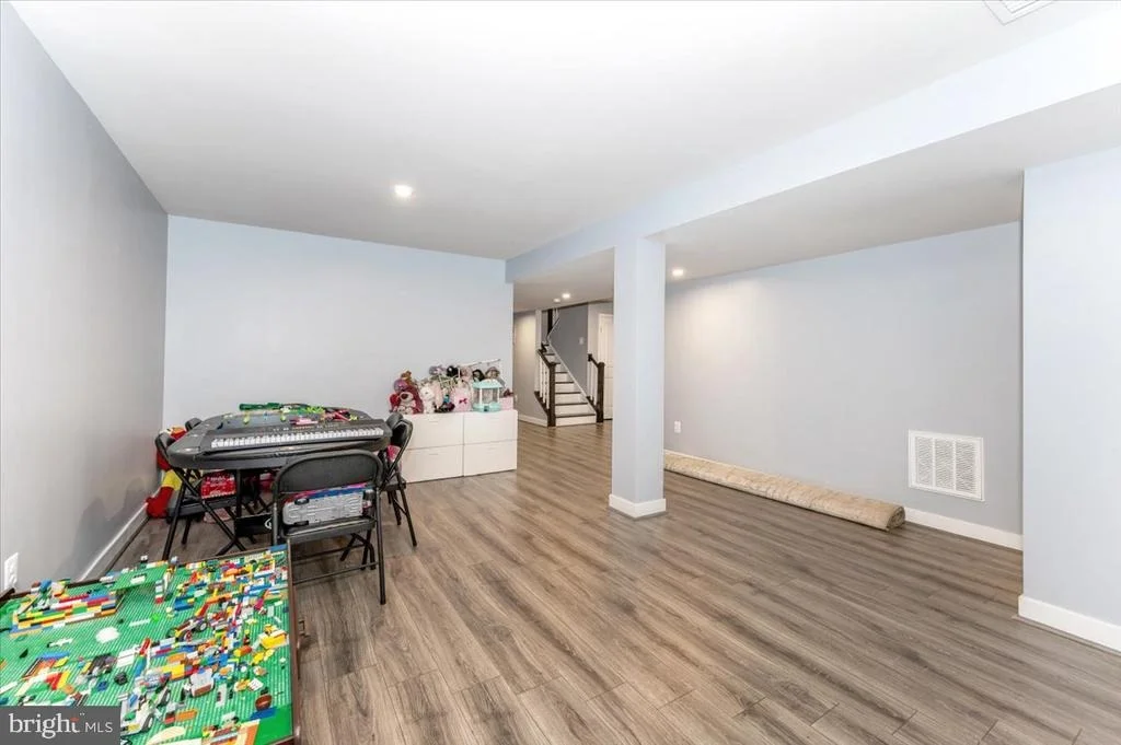 Photo of 76 VANCOUVER PLACE