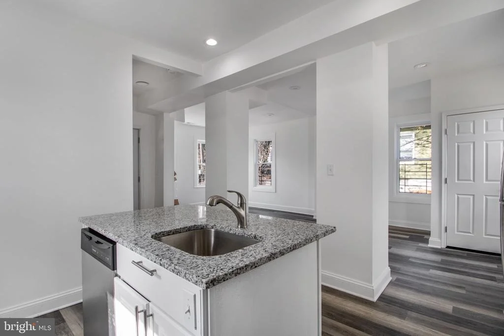 Photo of 5327 HAMLIN AVENUE