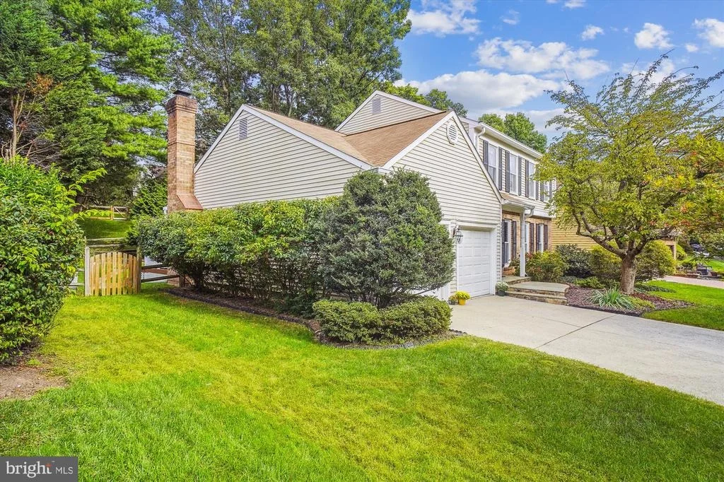 Photo of 2427 HENSLOWE DRIVE