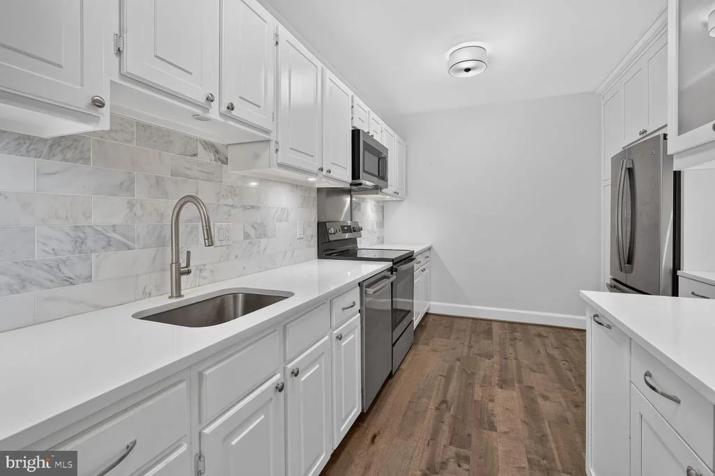 Photo of Unit D at 3271 SUTTON PLACE NW