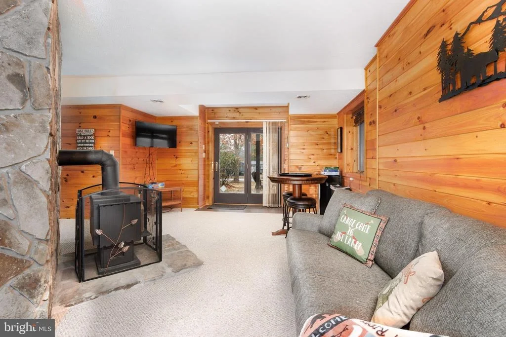Photo of 925 PINE TREE POINT ROAD