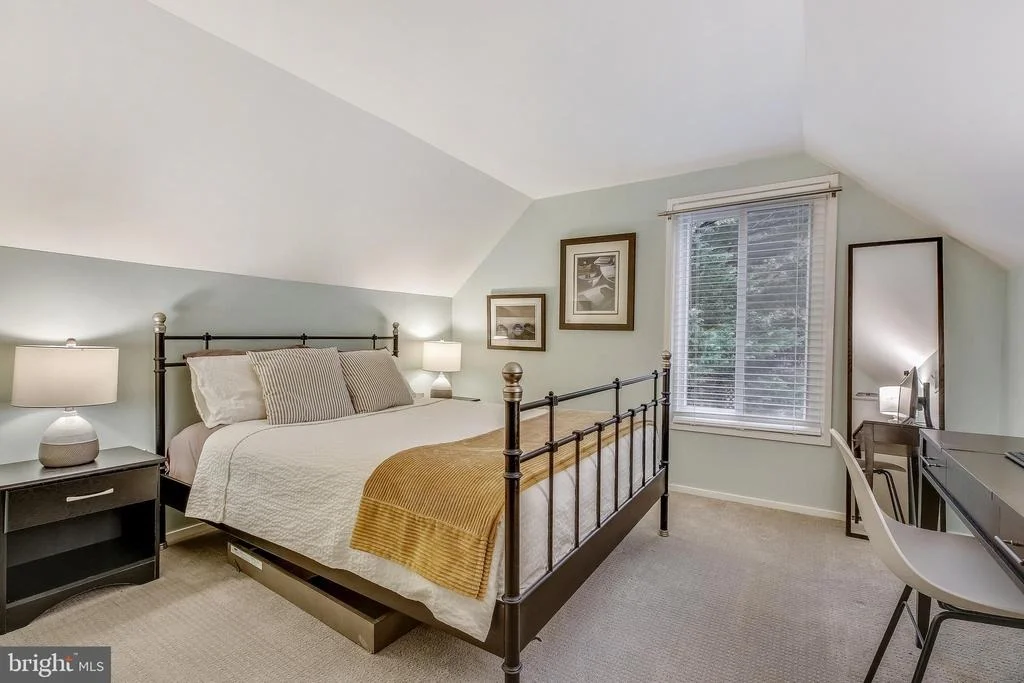Photo of 10105 MEREDITH AVENUE