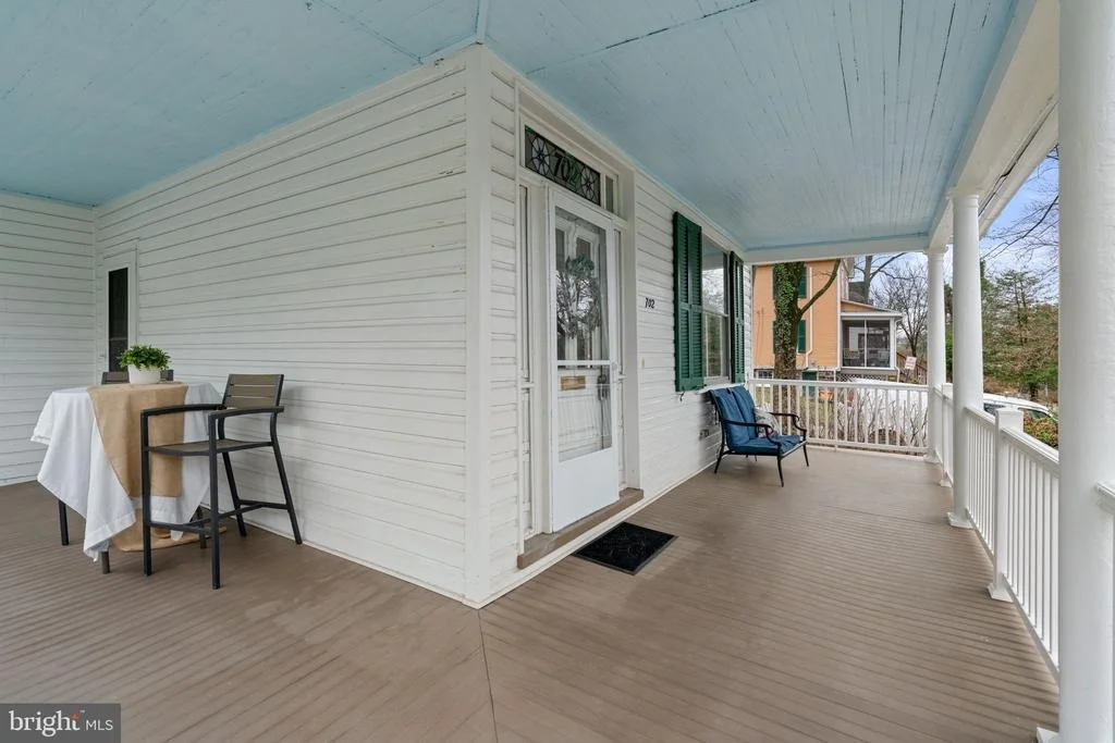 Photo of 702 DEEPDENE ROAD