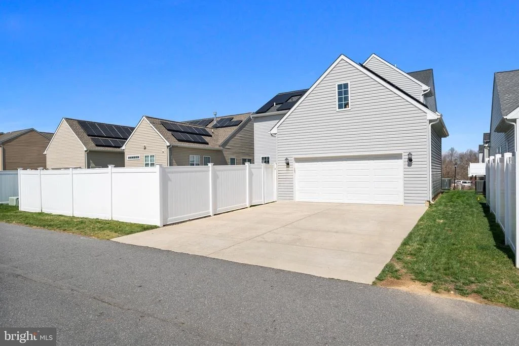 Photo of 23324 LINDSAY DRIVE