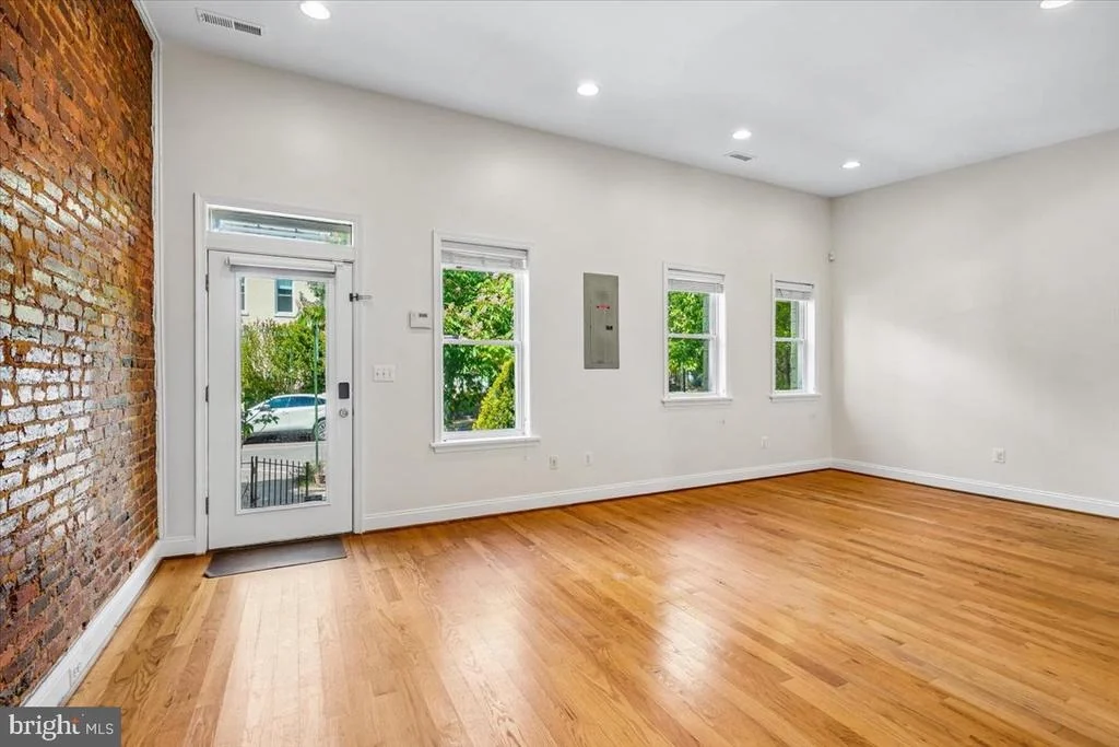 Photo of 1339 C STREET NE