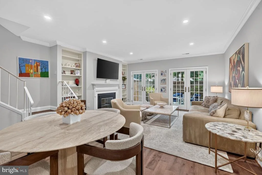 Photo of Unit D at 3271 SUTTON PLACE NW