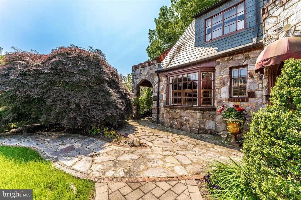 Photo of 402 W 2ND STREET