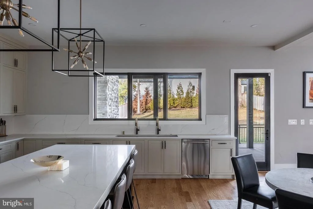 Photo of 6884 CHURCHILL ROAD