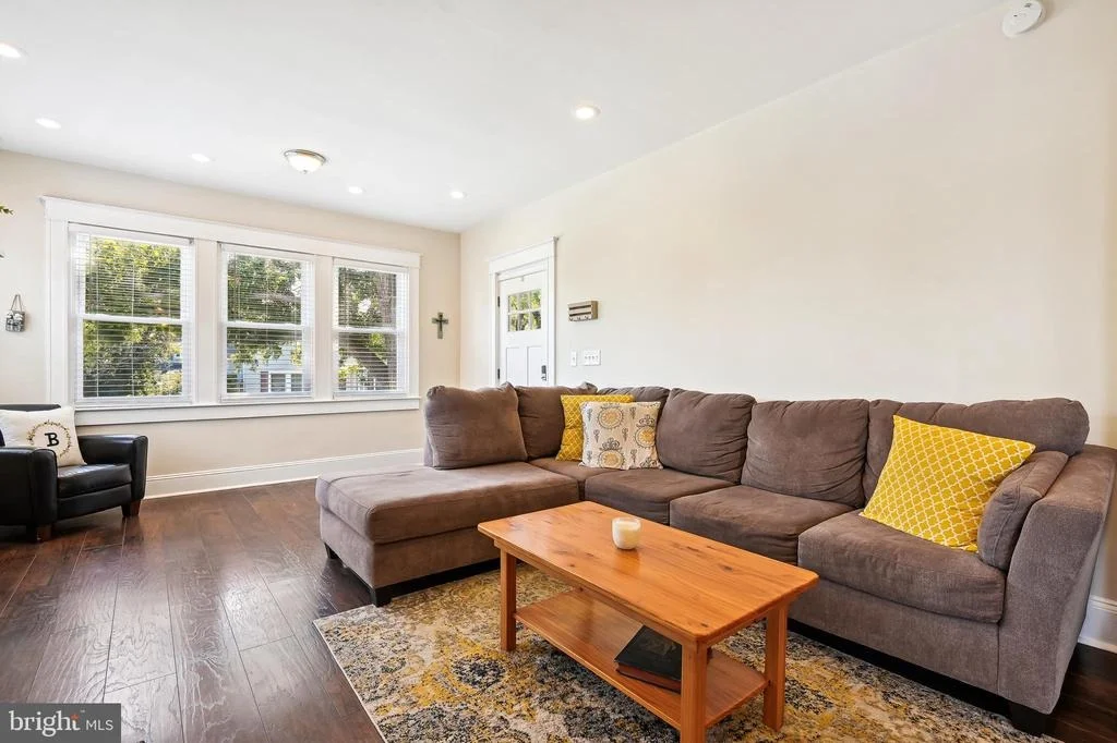 Photo of 607 ALDERSHOT ROAD
