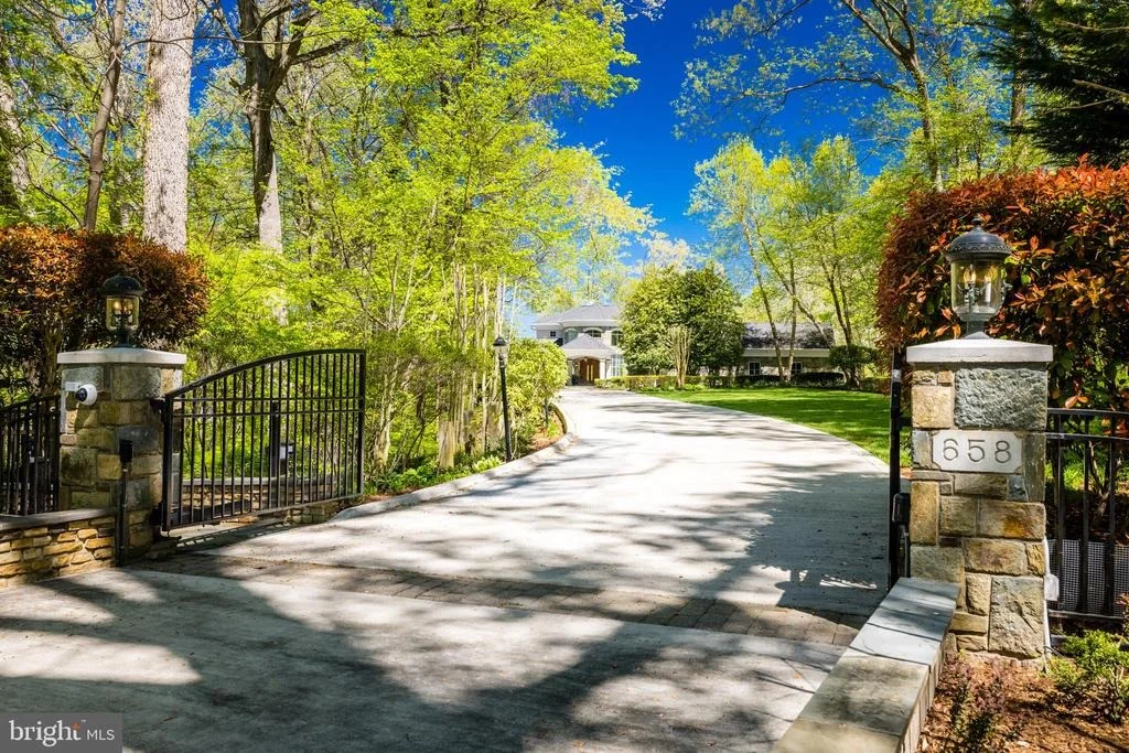 Photo of 658 LIVE OAK DRIVE