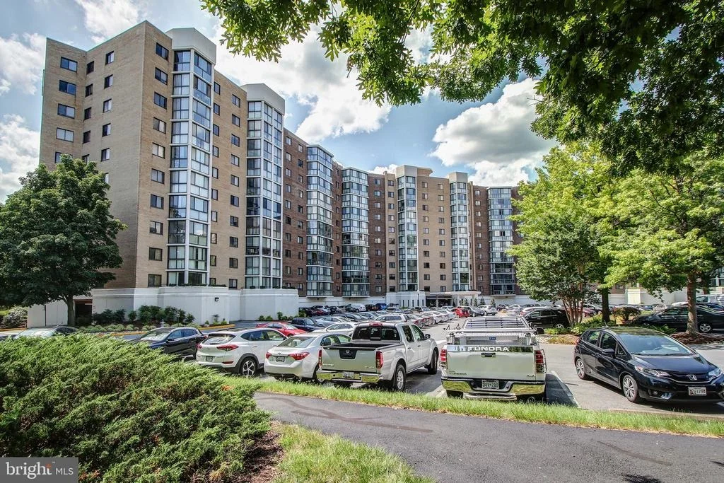 Photo of Unit 3306 at 15115 INTERLACHEN DRIVE