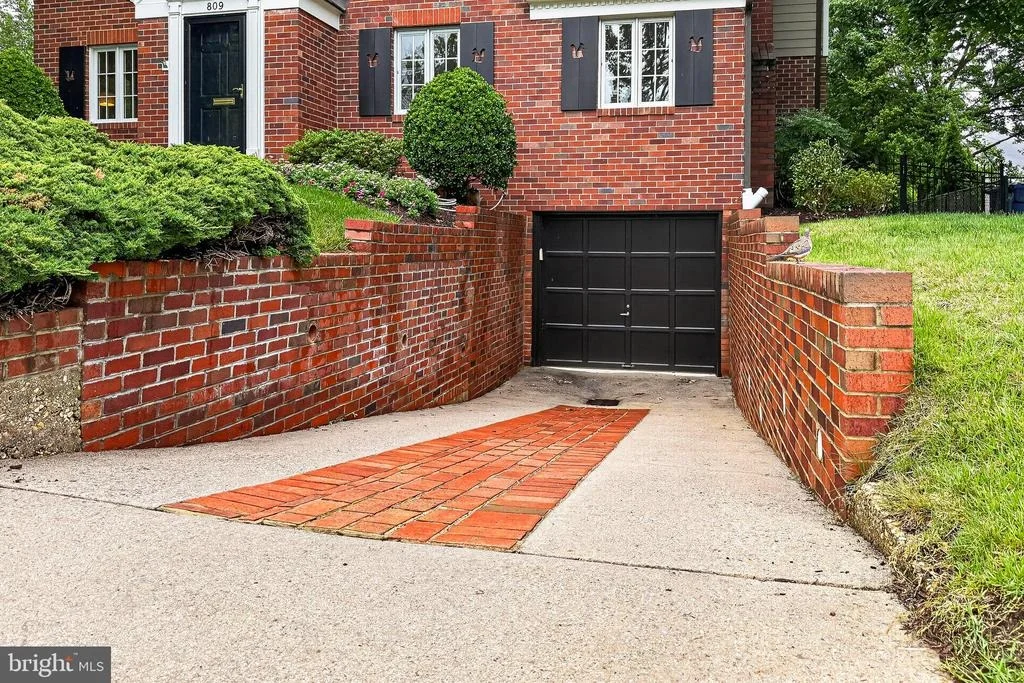 Photo of 809 ENDERBY DRIVE