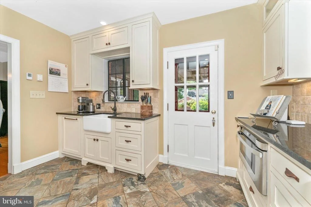 Photo of 402 W 2ND STREET