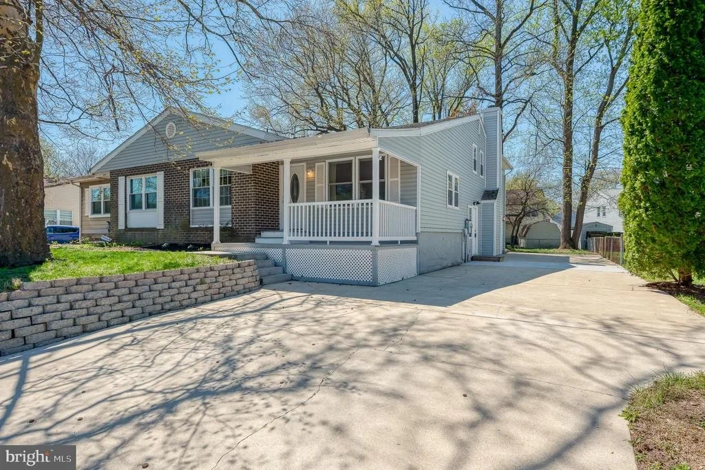 Photo of 406 LABURNUM ROAD
